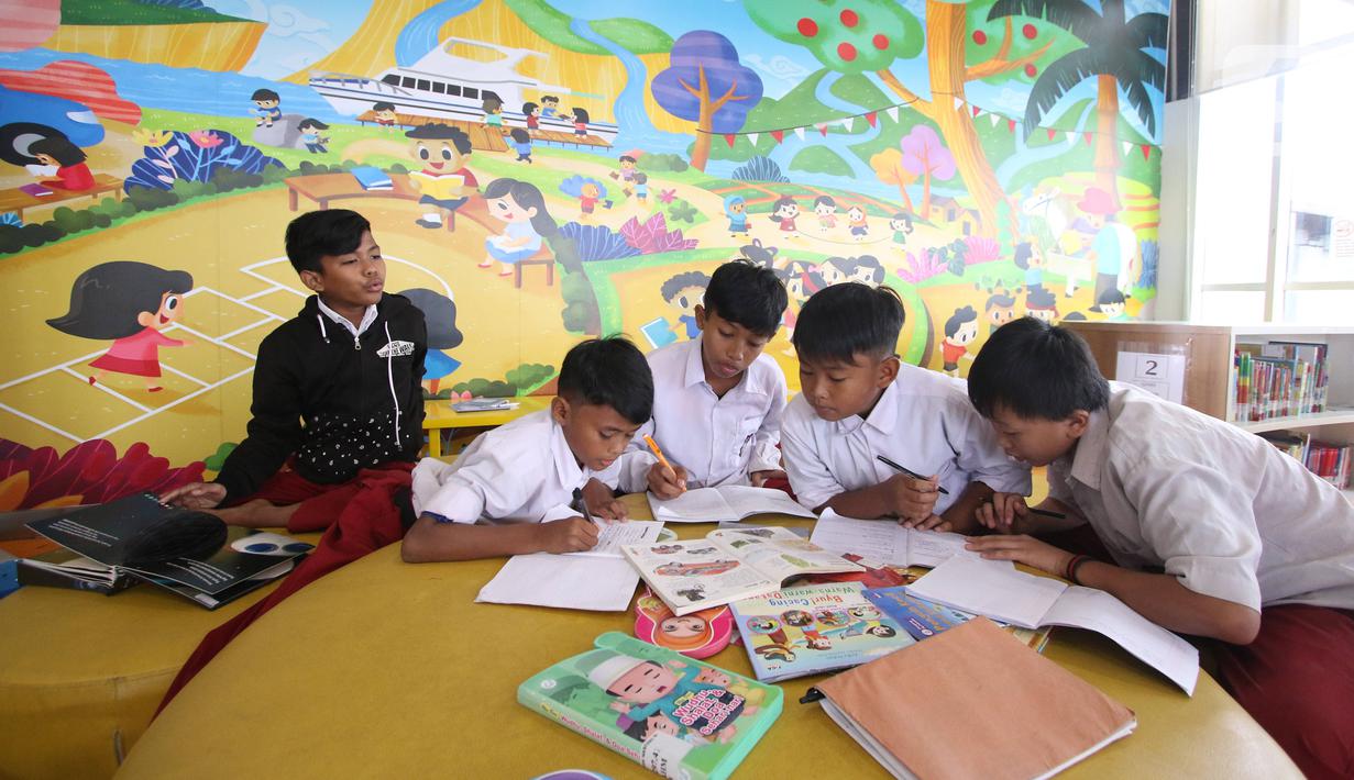 Siswa Sekolah Dasar (SD) membaca buku di ruang baca Perpustakaan Nasional (Perpusnas), Jakarta, Selasa (18/2/2020). Selain megah dan memiliki koleksi lengkap, Perpusnas juga menyediakan ruangan perpustakaan untuk anak-anak, layanan untuk penyandang disabilitas dan lansia. (Liputan6.com/Angga Yuniar)