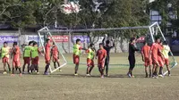 Sejumlah pemain Persija memindahkan gawang saat berlatih jelang laga Piala Presiden melawan Persita di Lapangan Trisakti, Bali, Rabu (2/9/2015). (Bola.com/Vitalis Yogi Trisna) 
