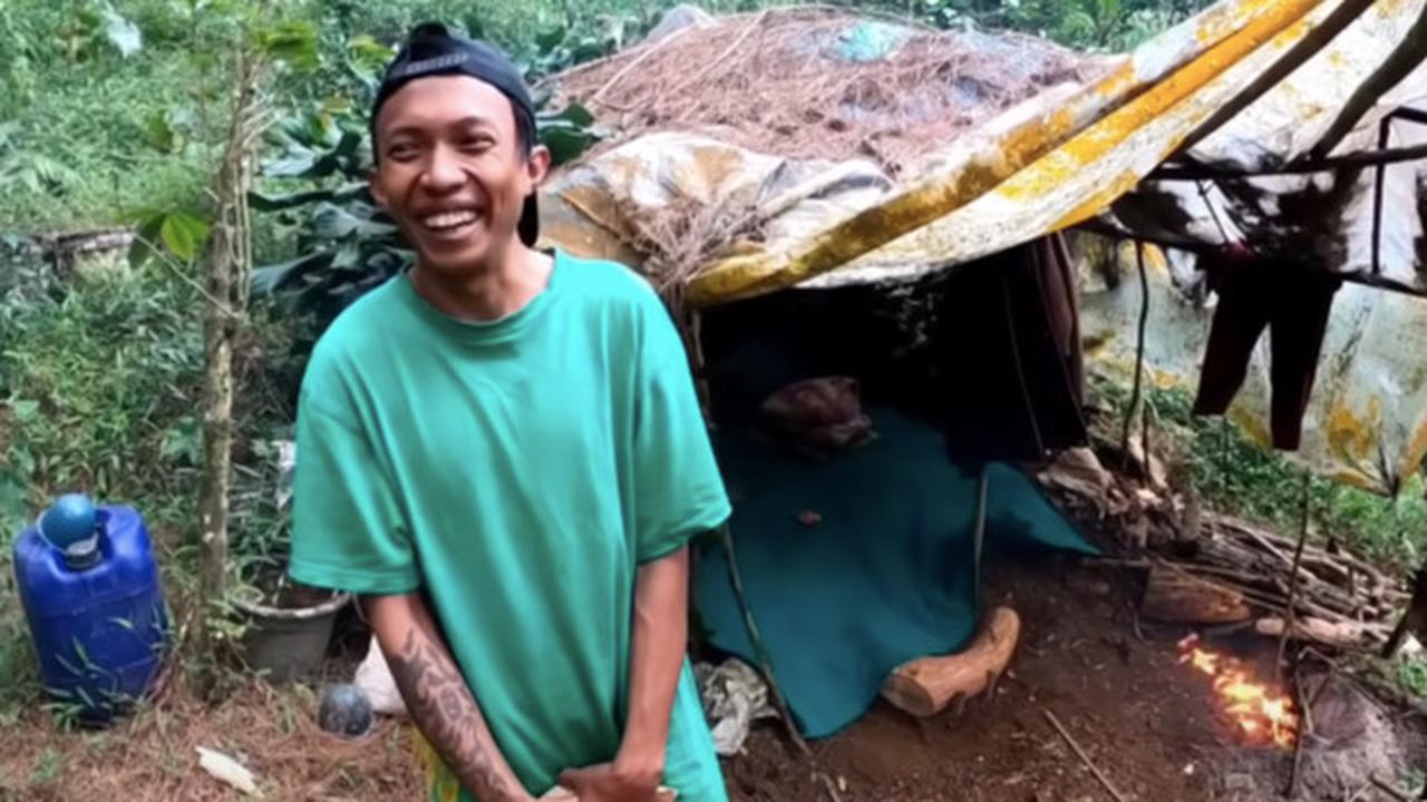 ⁠Ingin Tobat, Pria Bertato Eks Geng Motor Ini Rela Menyendiri Tinggal di Gubuk Tengah Hutan