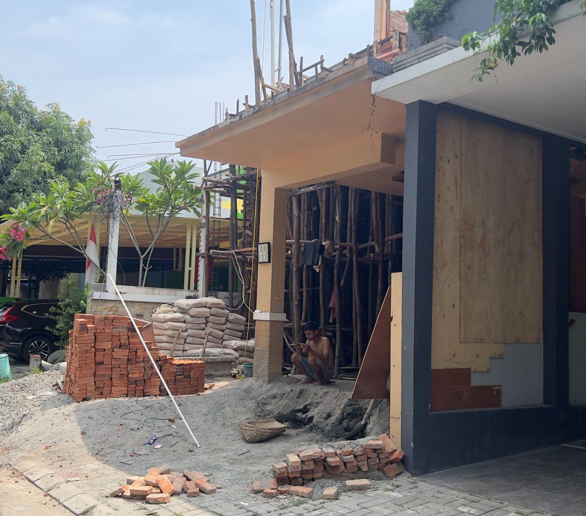 Tak jauh dari pintu gerbang utama dan satu-satunya akses keluar masuk rumah keluarga Aritonang berada. Tepatnya pada sisi kiri setelah pintu gerbang utama perumahan.<br>
