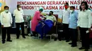 Ketua Umum PMI Jusuf Kalla (kiri) saat Menko Perekonomian Airlangga Hartarto (tengah) melakukan donor plasma konvalesen saat di Markas PMI, Jakarta, Senin (18/1/2021). Pencanangan Gerakan Nasional Pendonor Plasma Konvalesen diresmikan Wakil Presiden Ma'ruf Amin secara daring. (StaffJK/Ade Danhur)