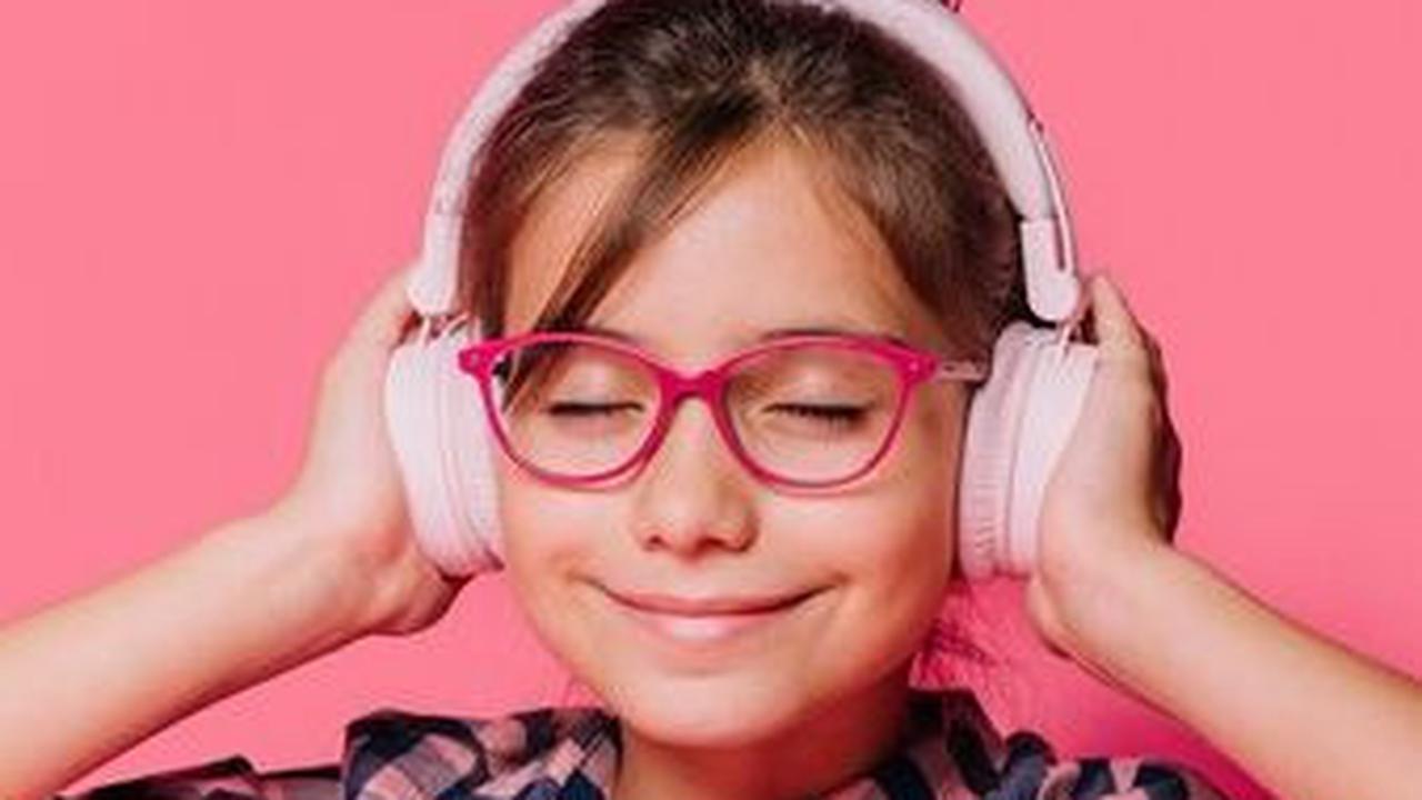 Musik memang telah menjadi bagian tak terpisahkan dari kehidupan sehari-hari kita. Jika dulu orang-orang harus berjuang untuk mendengarkan musik, sekarang aksesnya semakin mudah.