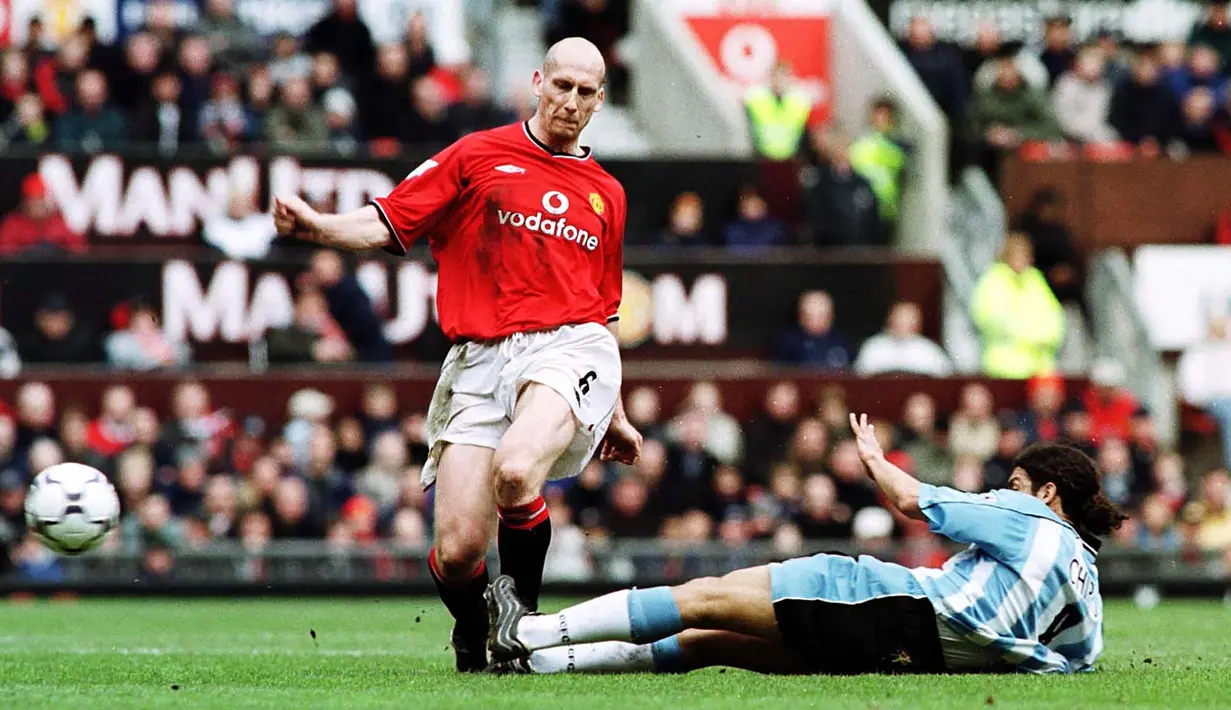 Jaap Stam. Manchester United mendatangkan bek tengah asal Belanda yang terakhir menjabat sebagai manajer klub Cincinnati (Mei 2020-September 2021), pada awal musim 1998/1999 dari klub Eredivisie PSV Eindhoven dengan nilai transfer 17 juta euro. Performanya begitu mengesankan saat memperkuat MU dan menjadi slaah satu pemain yang berpengaruh dalam pencapaian Setan Merah merengkuh treble winners di musim pertamanya. Namun pada awal musim 2001/2022 ia justru dilepas ke Lazio setelah tampil dalam total 127 laga di semua ajang dengan torehan 1 gol dan 3 assist. (AFP/Robin Parker)