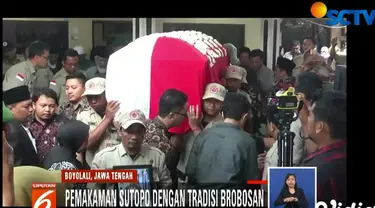 Satu persatu anggota keluarga Sutopo Purwo memutari dan melalui kolong peti jenazah almarhum.