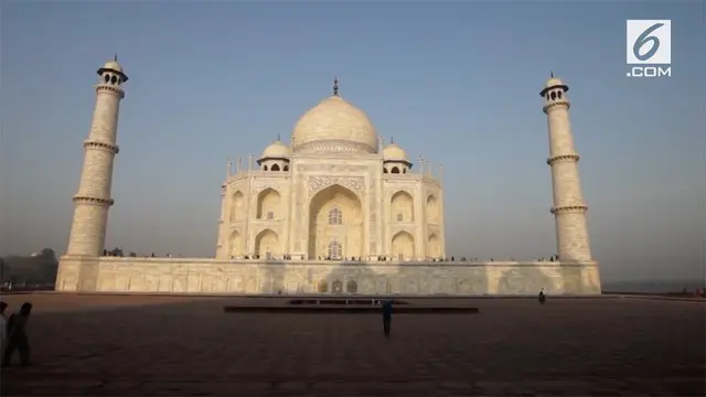 Dinding Taj Mahal mengalami perubahan warna dari putih menjadi kuning. Hal ini membuat mahkamah India meminta Pemerintah India segera turun tangan memperbaikinya.