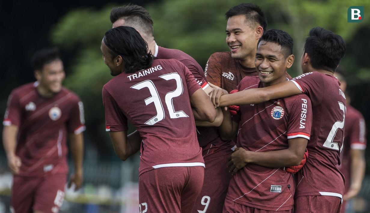 Pemain Persija Jakarta, Ramdani Lestaluhu, tertawa bersama rekan-rekannya saat latihan di Lapangan ABC, Jakarta, Jumat (30/3/2018). Latihan ini persiapan jelang laga Liga 1 melawan Arema FC. (Bola.com/Vitalis Yogi Trisna)