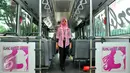 Bus Transjakarta khusus perempuan ini, sama seperti bus gandeng TransJakarta lainnya yang berkapasitas 38 kursi tempat duduk dan 80 penumpang berdiri, Jakarta, Kamis (21/4/2016). (Liputan6.com/Yoppy Renato)