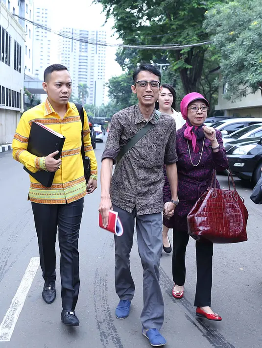 "Ternyata ada 3 bagian, cybercrime mengenai yang diupload Lambeturah, ada di krimum 310, 311 dan ada di UU Penyiaran. Makannya kita discus agar terarah buat laporannya," ucap Ferry Amahorseya di Polda Metro Jaya, Jumat (30/9). (Nurwahyunan/Bintang.com)