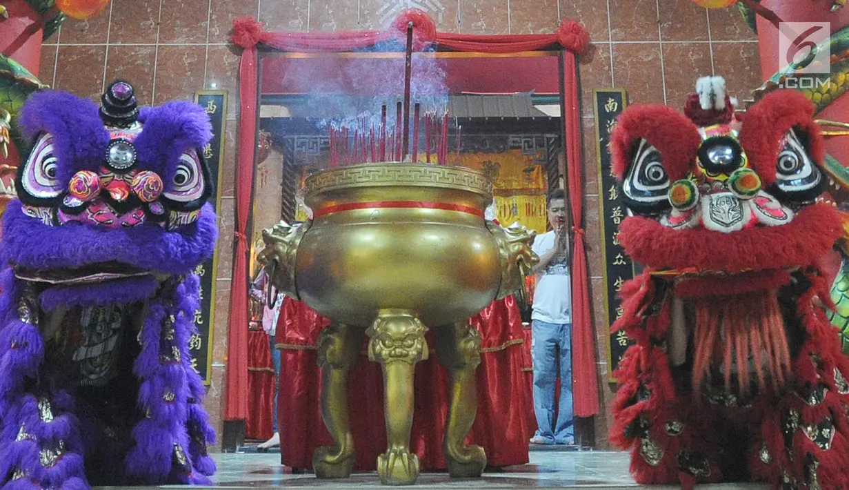 Barongsai melakukan persembahyangan di Vihara Kwan In Thang, Pondok Cabe, Tangsel, Banten, Senin (4/2). Sembahyang jelang Tahun Baru Imlek 2570 juga untuk pengharapan kehidupan lebih baik di tahun Babi Tanah mendatang. (Merdeka.com/Arie Basuki)