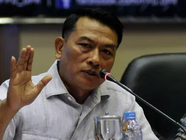 Mantan Panglima Jendral TNI (Purn) Moeldoko saat diskusi "Operasi Militer Selain Perang", Jakarta, Senin (12/10/2015). Moeldoko menjelaskan, OMSP merupakan bagian dari penguatan doktrin sistem pertahanan semesta (sishanta). (Liputan6.com/Johan Tallo)