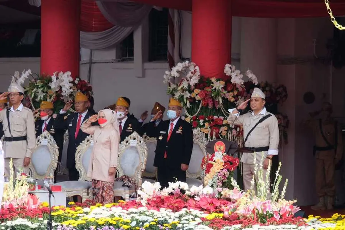Eri Cahyadi saat memimpin upacara Hari Pahlawan. (surabaya.go.id)