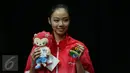 Atlet wushu Indonesia, Lindswell Kwok berfoto usai pengalungan medali SEA Games 2015 di SingaporeExpo, Singapura, Senin (8/6/2015). Lindswell berhasil meraih emas di nomor pedang TaijiJian dengan nilai 9.73 poin. (Liputan6.com/Helmi Fithriansyah)