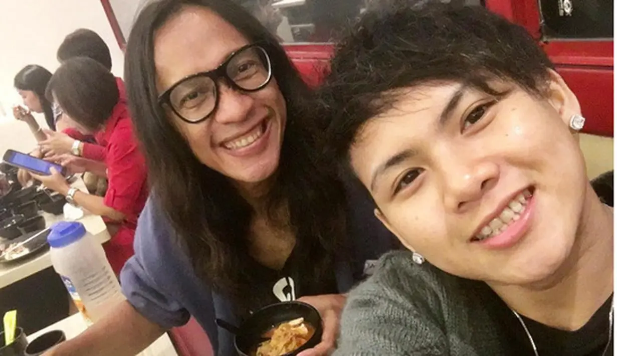 Berbeda dengan sang istri, Evelyn. Yang terus berusaha sekuat tenaga untuk mempertahankan rumah tangganya yang dibina sejak 04 Juni 2016 silam. Keduanya juga tidak lagi tinggal bersama. (Instagram/ev0124)