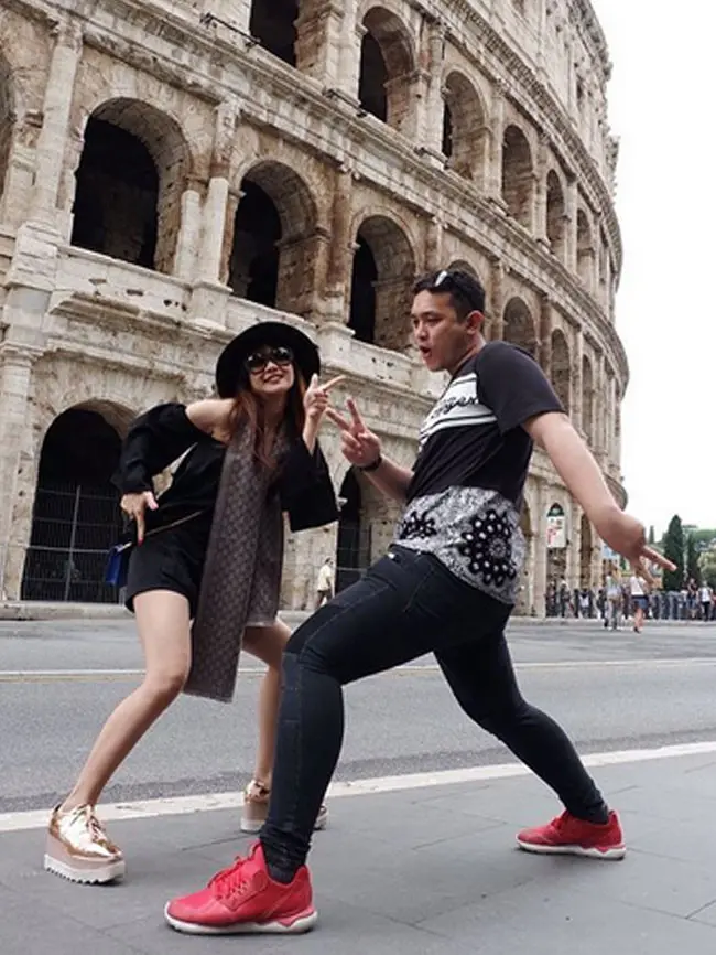 Gilang Dirga dan Adiezty Fersa bulan madu di Italia. (Instagram/gilangdirga)
