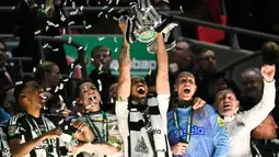 Newcastle United sukses menjuarai Piala Liga Inggris atau Carabao Cup 2024/2025 usai mengalahkan Liverpool dengan skor 2-1. (Glyn KIRK/AFP)