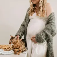 ilustrasi preganant woman with cat/copyright pexels/Vlada Karpovich