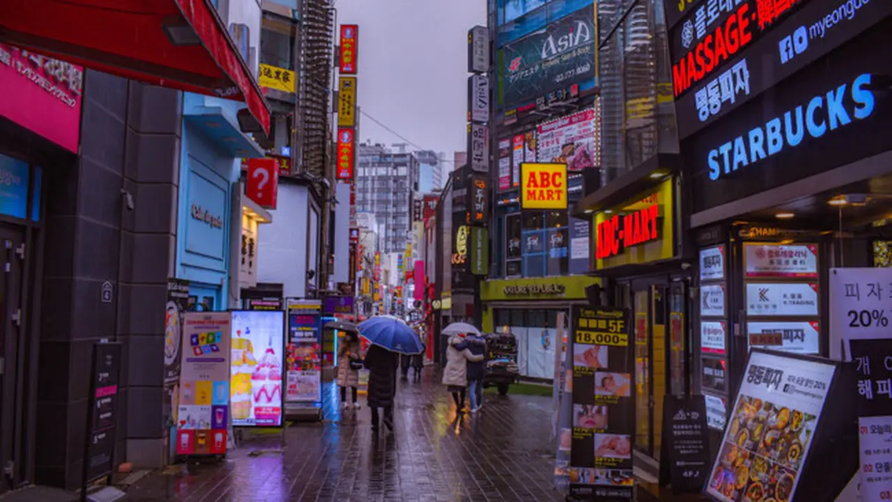 Ilustrasi Jalan Myeongdong di Korea Selatan. (Unsplash/Bakhodirjon Abduraimov)