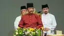 Sultan Hassanal Bolkiah (tengah) saat menghadiri sebuah acara di Bandar Seri Begawan, Brunei Darussalam, Rabu (3/4). Hukum syariah baru, pelaku seks lesbian (sesama perempuan) akan dicambuk hingga 40 kali dan dipenjara selama 10 tahun. (AFP)