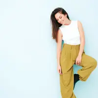 Pemilik tubuh petite harus mencoba loose pants karena memberikan efek ilusi lebih jenjang. (Foto: Freepik/Halayalex)