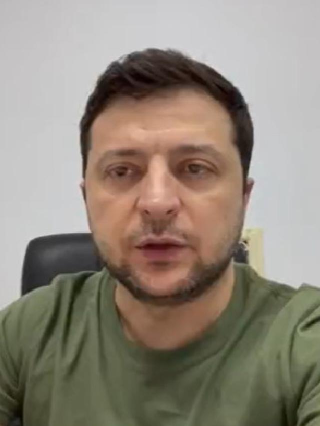 Presiden Ukraina Volodymyr Zelenskyy dalam salah satu konferensi pers terkait serangan Rusia. (Screen Grab Twitter @ZelenskyyUa)