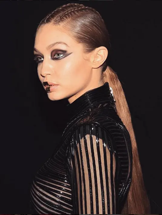 Satu minggu lalu, Mohamed Hadid yang tengah menghadapi masalah di pengadilan pun bertemu dengan kedua gadis cantiknya, Bella Hadid dan Gigi Hadid. Ketiganya bertemu untuk makan sushi bersama. (Instagram/gigihadid)