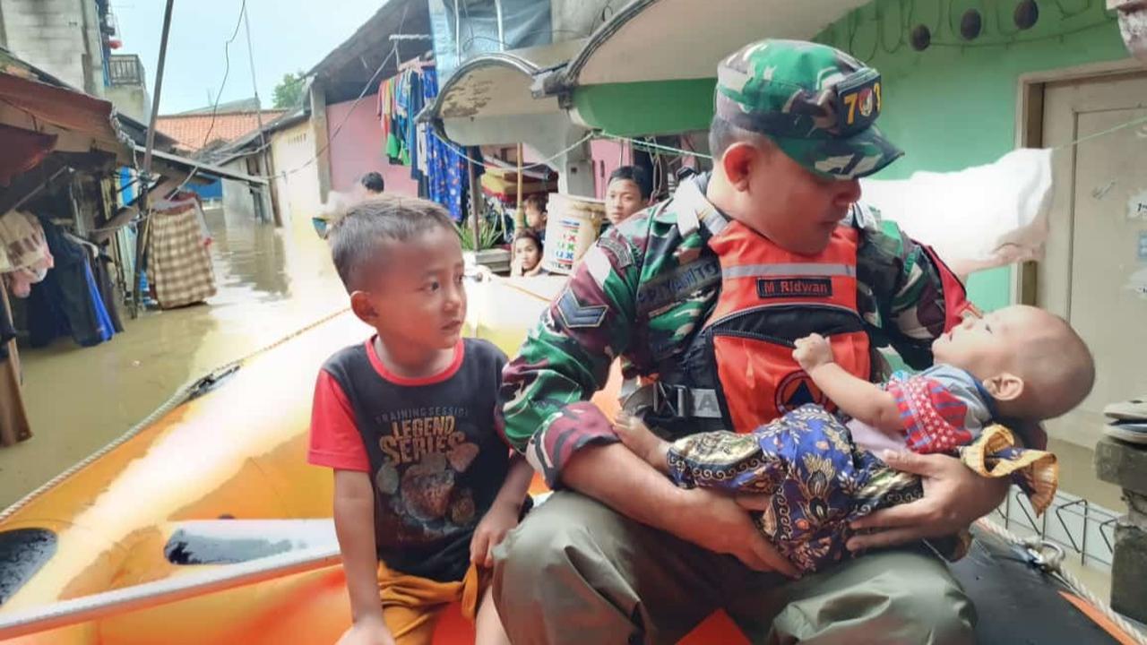 Prajurit TNI Kodim 0507 evakuasi warga terjebak banjir di Bekasi