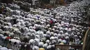 Ratusan pemeluk agama Islam di India melaksanakan salat idul Fitri di Masjid Jama, Selasa (29/7/14). (REUTERS/Adnan Abidi)