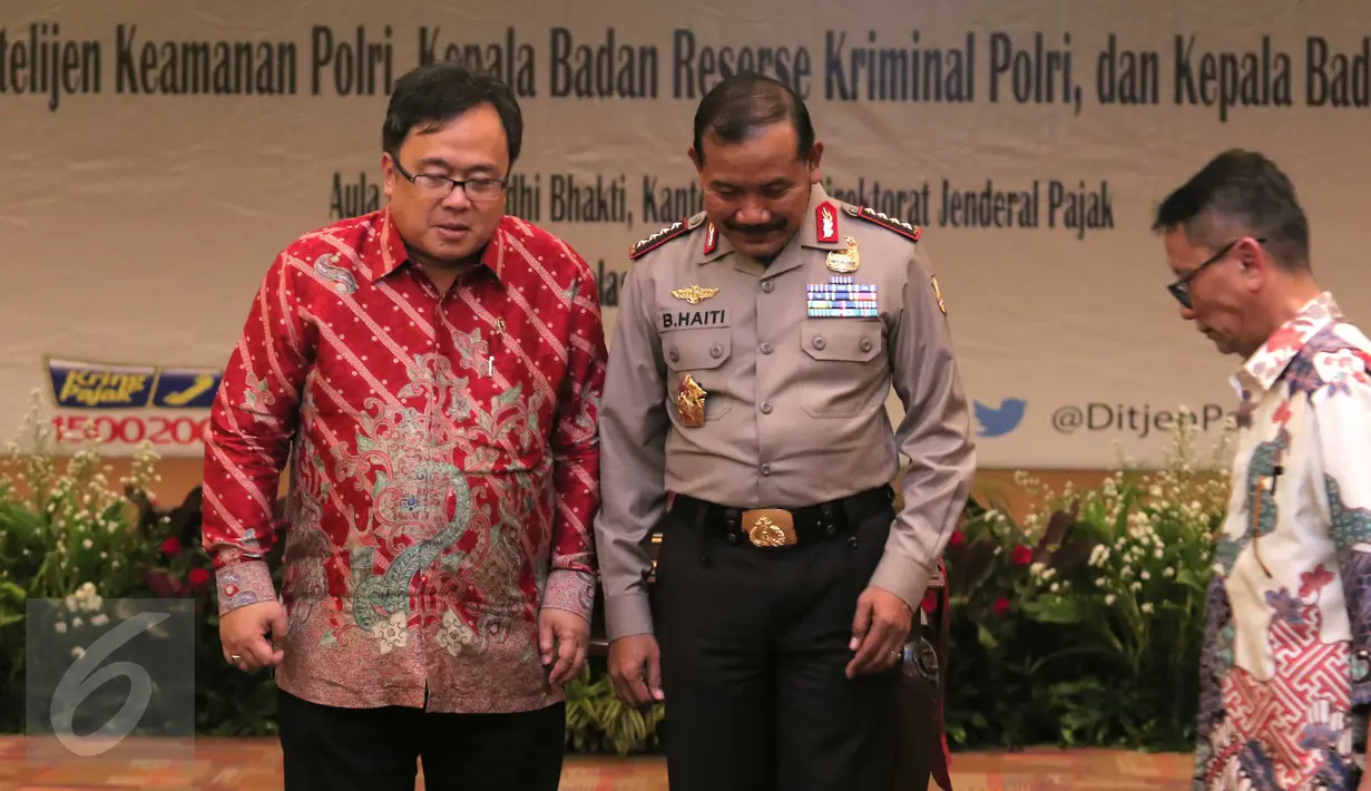 Menteri Keuangan Bambang Brodjonegoro (kiri) dan Kapolri Jenderal Badrodin Haiti (kedua kanan) usai acara penandatanganan nota kesepahaman di Jakarta, Selasa (19/1).  (Liputan6.com/Angga Yuniar)