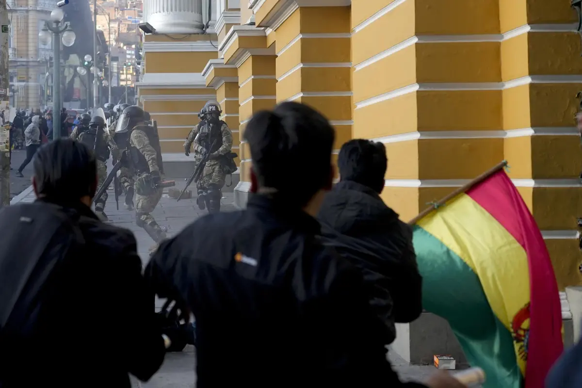 Polisi militer di istana kepresidenan Bolivia dalam upaya kudeta militer. (AP/Juan Karita)