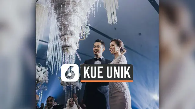 Viral di media sosial pernikahan selebritas di Malaysia. Yang menarik, kue pernikahan yang disajikan terlihat terbalik dan menggantung seperti lampu besar.