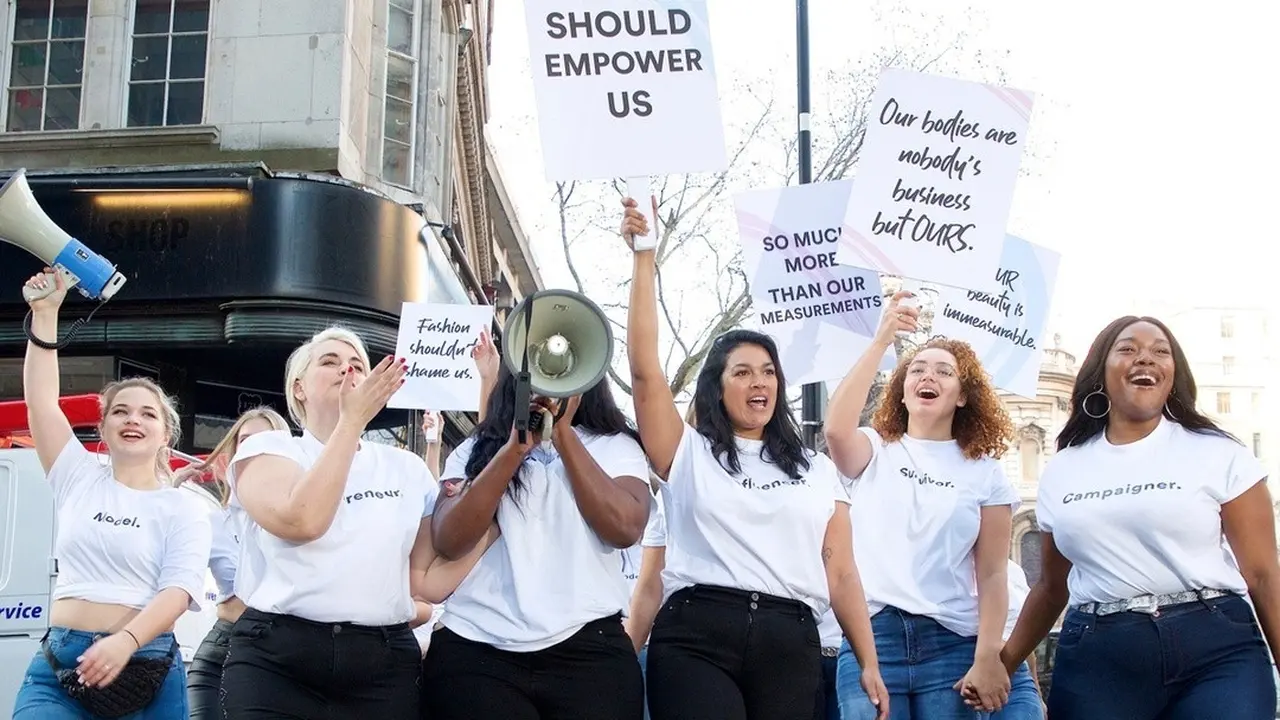 Model Berbadan Sintal Tuntut Inklusivitas di London Fashion Week 2019
