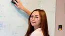 Kalau setiap hari belajar dengan bu guru Aura Kasih, kira-kira bakal ibunda Arabella ini bakal mengajar mata pelajaran apa ya? Matematika, Fisika, atau Seni? Tentunya bakalan banyak murid yang tidak akan melewatkan mata pelajaran ini setiap harinya. (Liputan6.com/IG/@aurakasih)