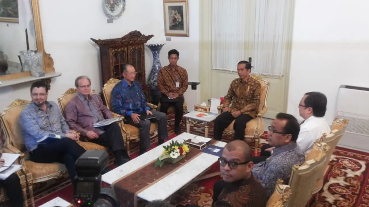 Kenakan Batik, Presiden Bank Dunia Temui Jokowi di Istana.