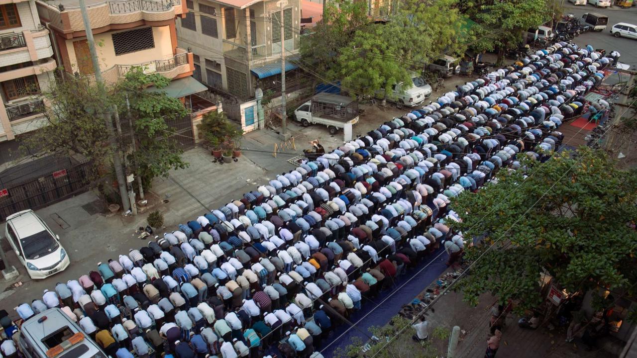 Muslim di Myanmar gelar salat Idulfitri di jalanan