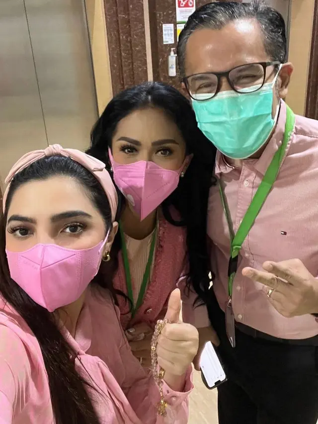 Resmi Jadi Nenek, Ashanty dan Krisdayanti Kompak Kenakan Pakaian Pink Saat Menunggu Aurel Hermansyah Melahirkan