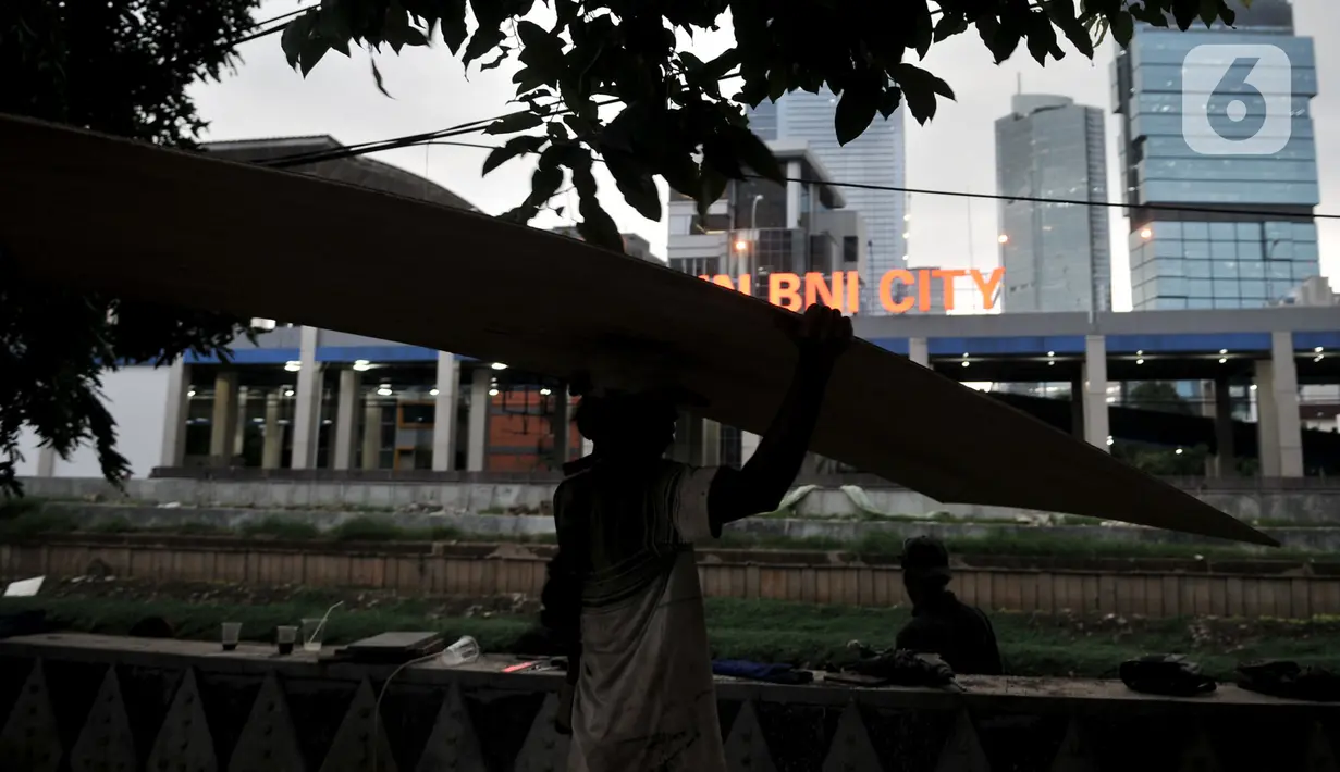 Aktivitas pekerja dari Dinas Sumber Daya Air saat menyelesaikan proyek revitalisasi trotoar di Jalan RM Margono Djojohadikoesoemo, Jakarta, Kamis (16/1/2020). Revitalisasi trotoar sepanjang 300 meter ini ditargetkan rampung pada akhir Februari 2020 mendatang. (merdeka.com/Iqbal Nugroho)