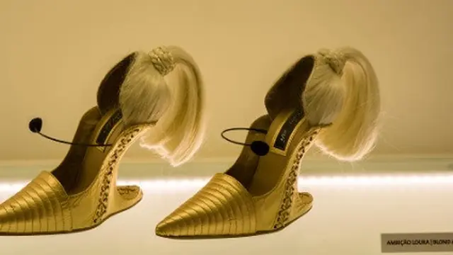 sepatu nyeleneh