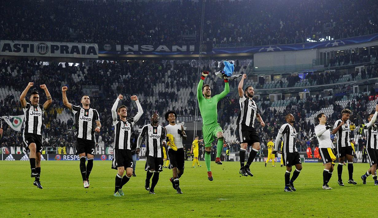 Para pemain Juventus merayakan keberhasilan menaklukkan Dinamo Zagreb. Juventus unggul tiga poin dari Sevilla yang berada pada posisi kedua klasemen Grup H Liga Champions. (Reuters/Giorgio Perottino) 