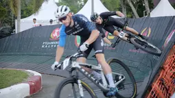 Pembalap Jerman, Nils-Obed Riecker, saat beraksi di UCI MTB Eliminator World Cup 2024 yang digelar di Sirkuit SG 1973, Palangka Raya, Minggu (19/5/2024). (Bola.com/Ade Yusuf Satria)