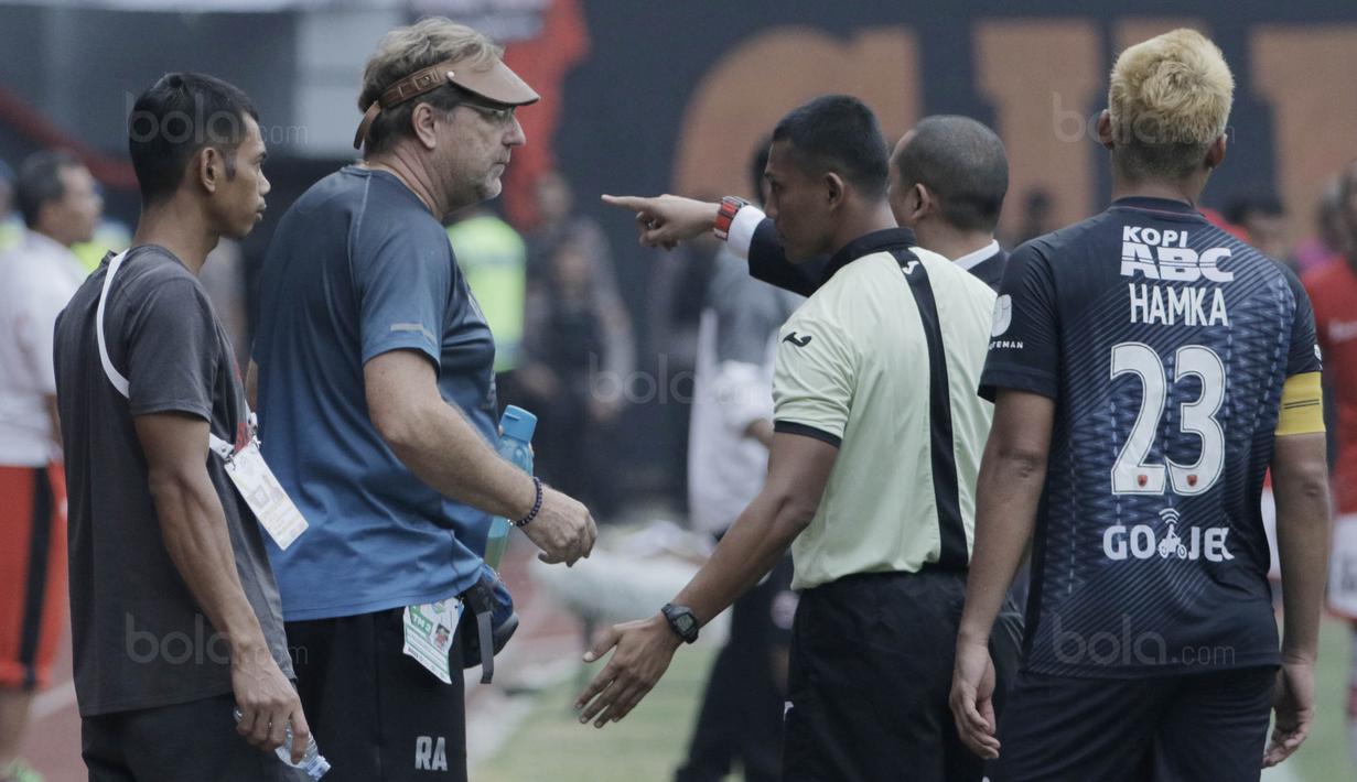 Pelatih PSM, Robert Rene Alberts, melakukan protes kepada wasit saat pertandingan melawan Persija pada laga Liga 1 di Stadion Patriot, Bekasi, Selasa  (15/8/2017). Persija bermain imbang 2-2 dengan PSM. (Bola.com/M Iqbal Ichsan)