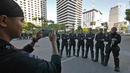 Sejumlah Korps Brimob berfoto disela penjagaan mereka di kawasan MH Thamrin, Jakarta, Jumat (24/5/2019). Usai kerusuhan 22 Mei 2019, penjagaan di kawasan jalan MH Thamrin sampai Jumat, 24 Mei 2019 masih terus dilakukan oleh aparat kepolisian. (Liputan6.com/Herman Zakharia)
