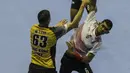 Atlet bola tangan Indonesia, Sir Oni Arianus, berusaha memasukan bola saat melawan Hongkong pada laga Grup C Asian Games di GOR Popki, Jakarta Timur, Senin (13/8/2018). Indonesia kalah 17-40 atas Hongkong. (Bola.com/Vitalis Yogi Trisna)