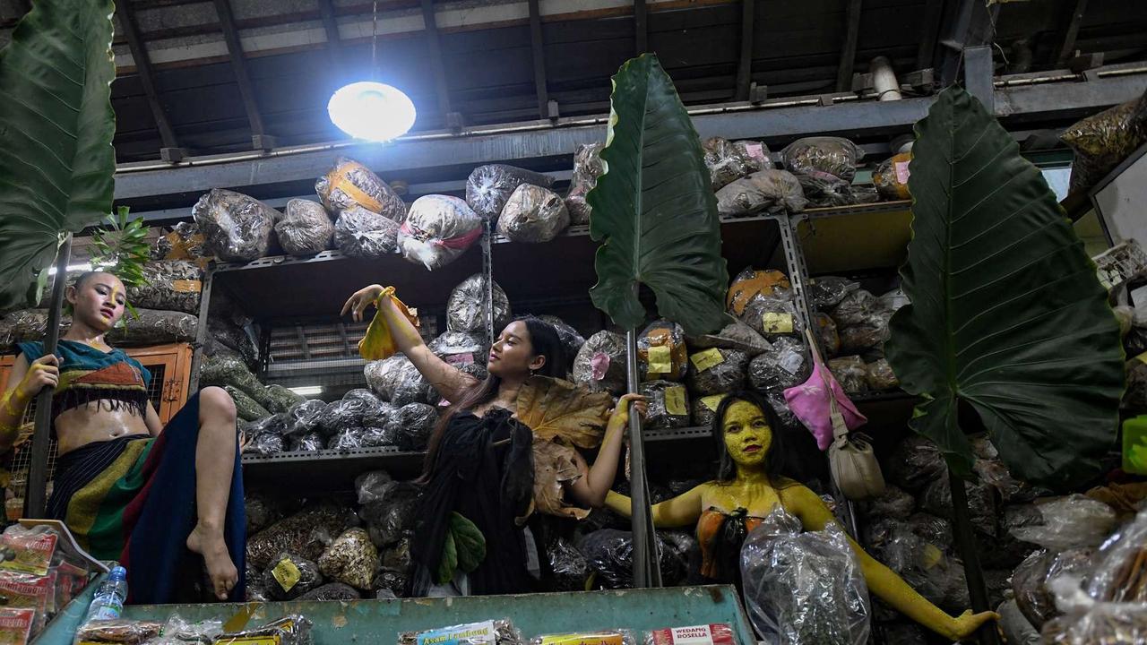 FOTO: Hari Tari Sedunia, Sejumlah Penari Gelar Pertunjukan di Tengah Pasar Gede Solo