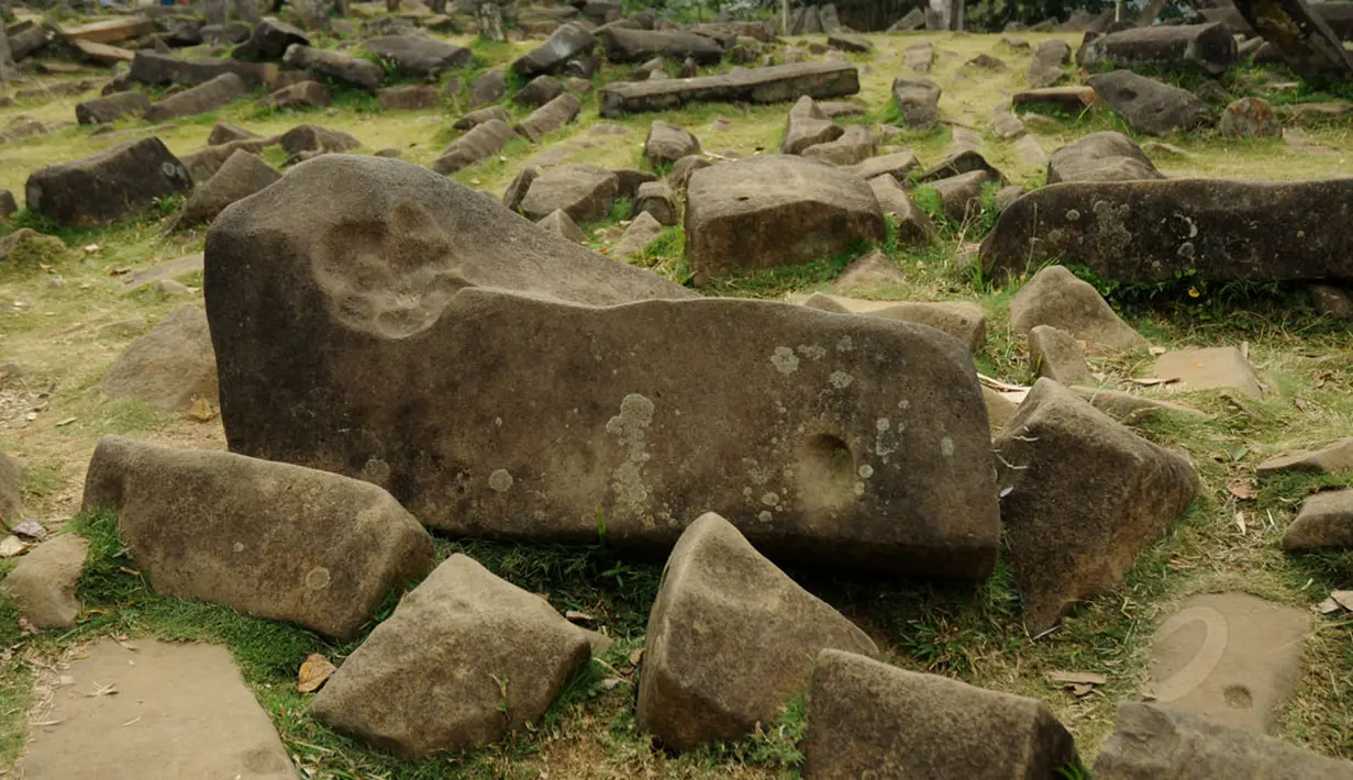 Cekuk pada batu besar yang ada di salah satu teras di situs megalitikum Gunung Padang di Kampung Cimanggu, Cianjur, Jawa Barat, diyakini sebagai tapak "Maung" atau Manusia Unggul, (20/9/2014). (Liputan6.com/Helmi Fithriansyah)