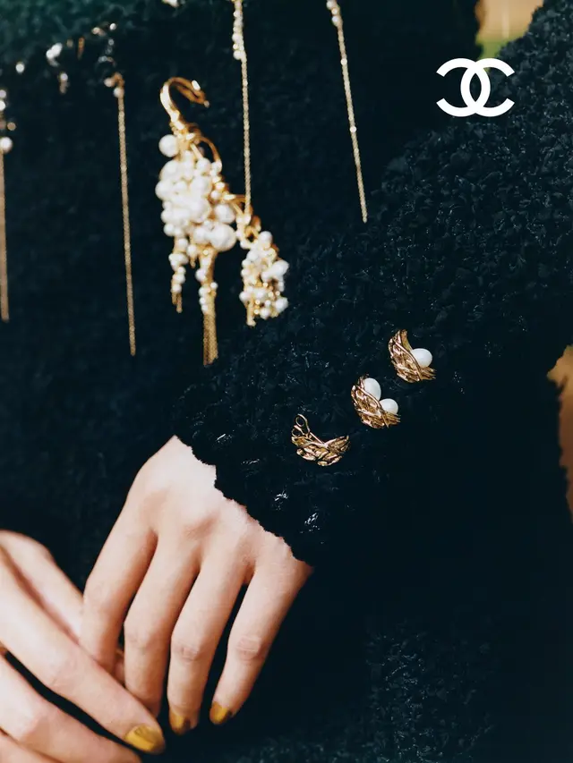 Tren Beauty Paris Haute Couture Week 2026, dari Hepburn Bangs hingga Lace Lips yang Artistik
