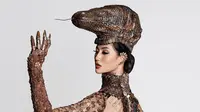 Puteri Indonesia 2020, Ayu Maulida, memakai kostum nasional bertema komodo untuk ajang Miss Universe 2020. (dok. Instagram @officialputeriindonesia/https://www.instagram.com/p/CO1VP58l-yP/)