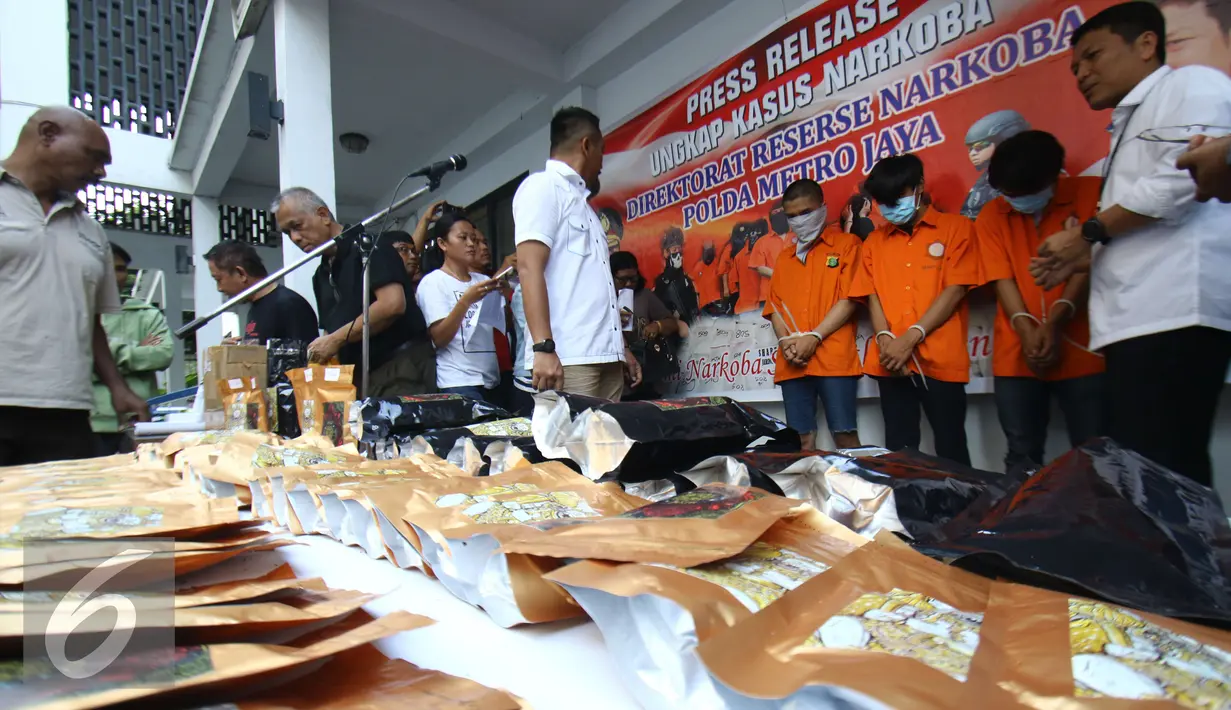 Tiga pelaku bersama barang bukti sejumlah paket narkoba jenis gorila ditunjukan saat rilis di Polda Metro Jaya, Jakarta, Minggu (22/1). (Liputan6.com/Helmi Affandi)