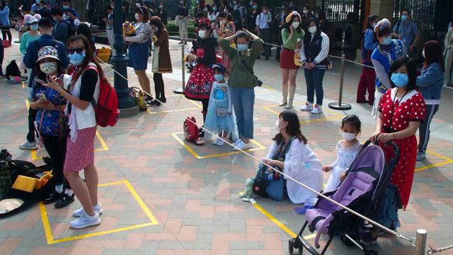 FOTO: Kembali Dibuka, Disneyland Shanghai Diserbu Wisatawan