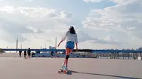 Ko Hyojoo tetap terlihat anggun dan cantik saat bermain longboard