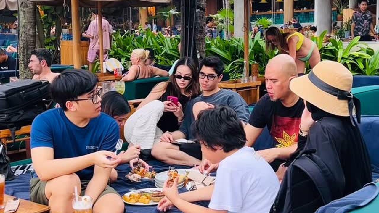 7 Potret Mulan Jameela dan Ahmad Dhani Nikmati Liburan Bareng Anak-Anak, Ada Alyssa Daguise si Calon Mantu